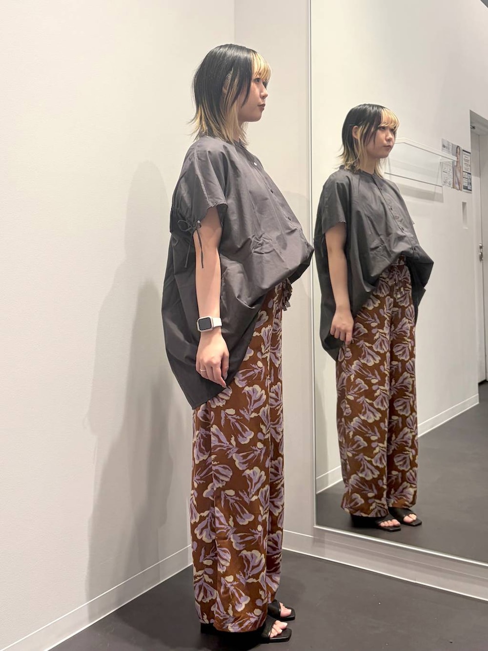ブラウン系のその他パンツ、ブラック系のサンダル、ブラック系のシャツ/ブラウスを着用したレディースの夏コーディネートの4枚目の写真