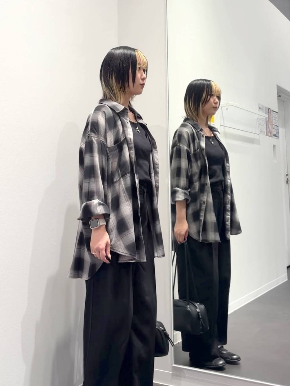 ブラック系のシャツ/ブラウス、ブラック系のボストンバッグ、ブラック系のタンクトップを着用したレディースの夏コーディネートの4枚目の写真