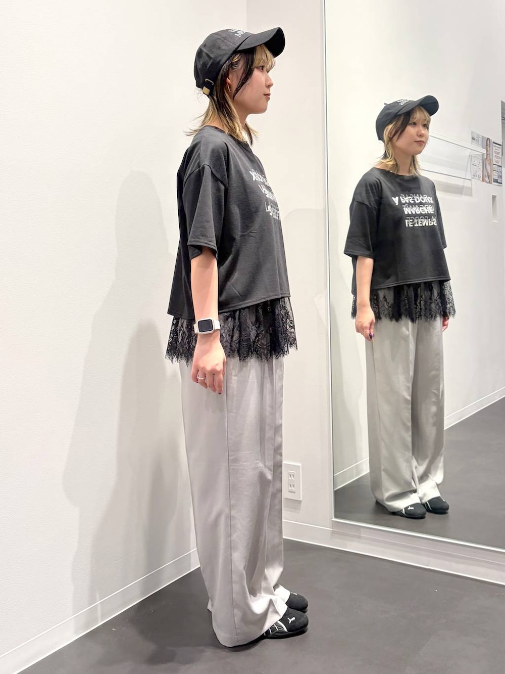 ブラック系のスニーカー、グレー系のその他パンツ、ブラック系のタンクトップを着用したレディースの春コーディネートの4枚目の写真