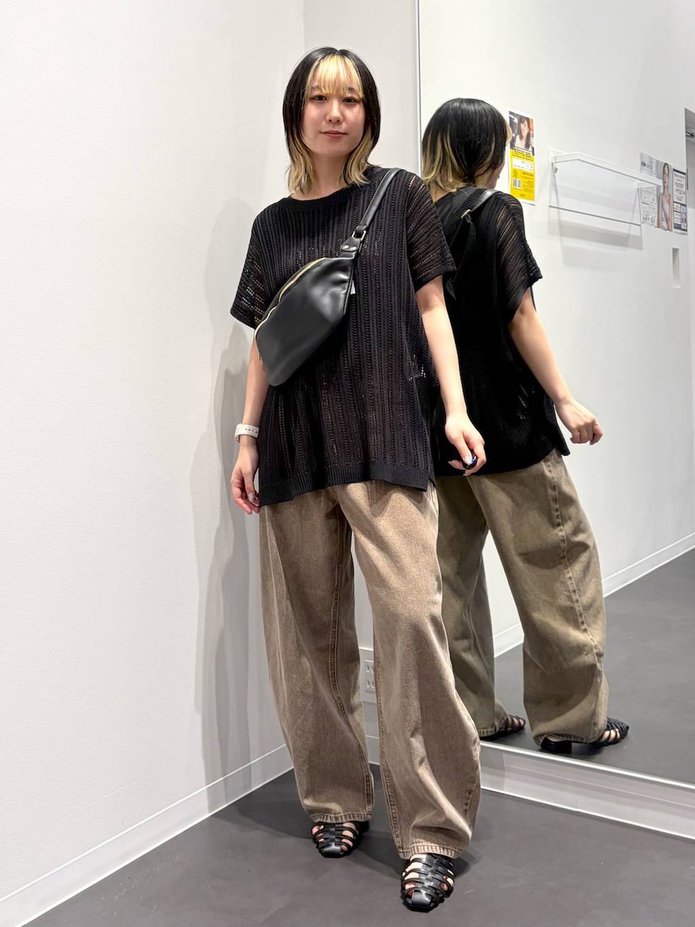 ブラック系のボディバッグ/ウエストポーチ、ベージュ系のデニムパンツ、ブラック系のサンダルを着用したレディースの夏コーディネートの5枚目の写真
