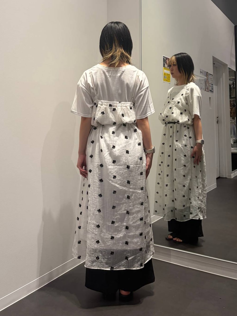 ホワイト系のワンピース、ブラック系のサンダル、ホワイト系のTシャツ/カットソーを着用したレディースの夏コーディネートの3枚目の写真
