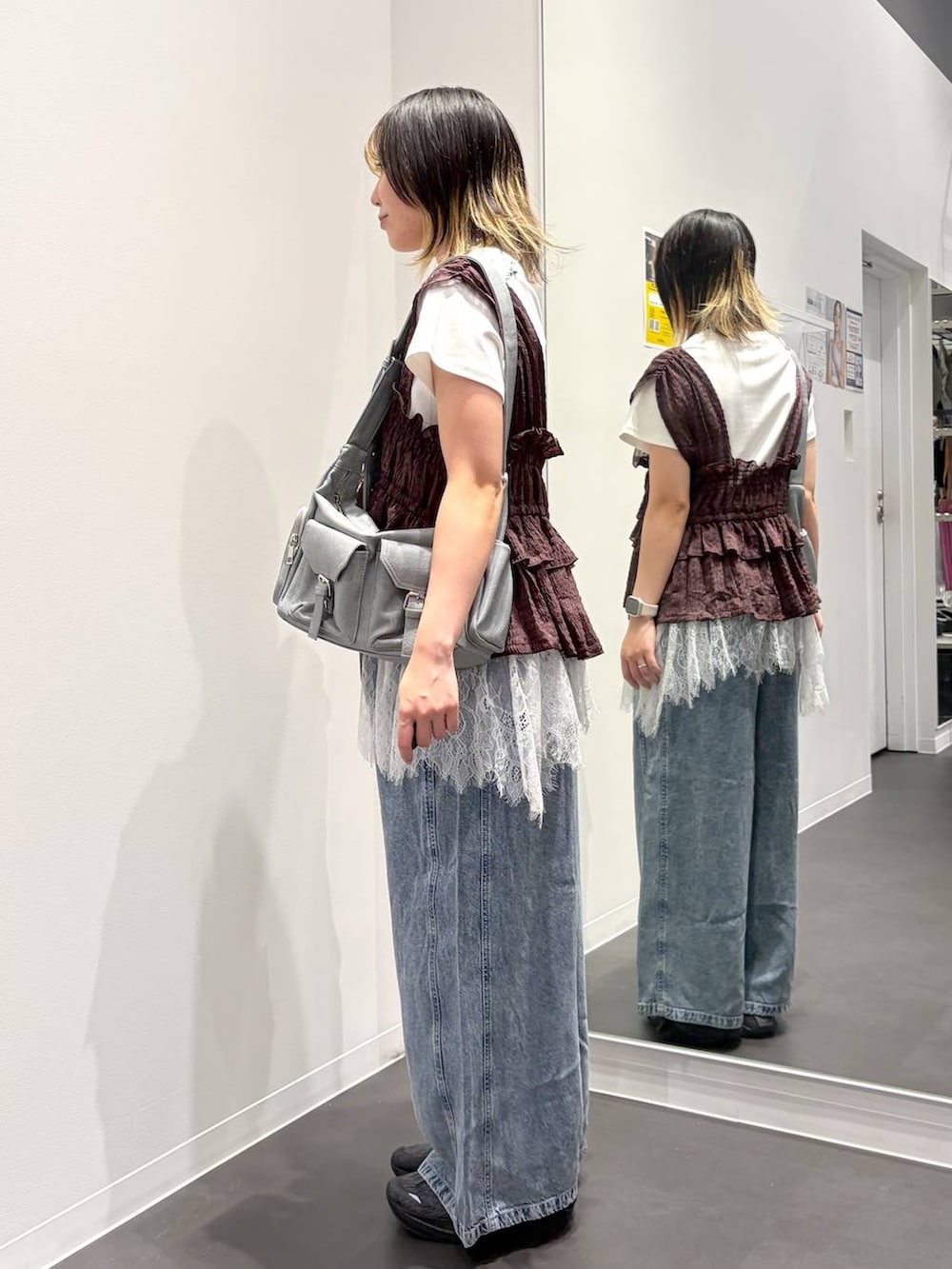 グレー系のショルダーバッグ、ブラウン系のベスト、ホワイト系のTシャツ/カットソーを着用したレディースの夏コーディネートの2枚目の写真