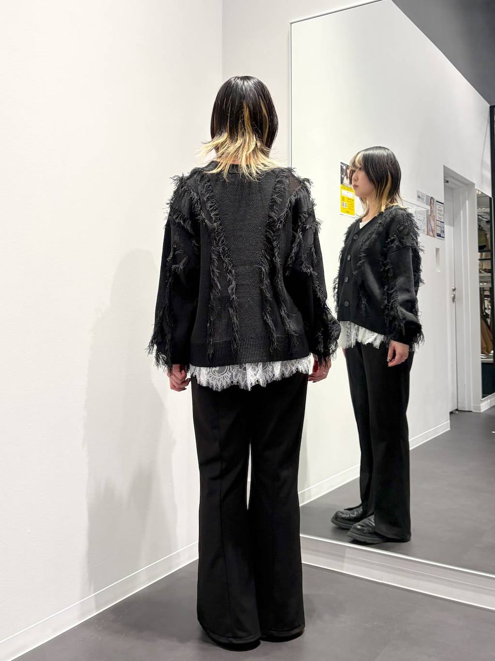 ブラック系のその他パンツ、ブラック系のカーディガン/ボレロ、ホワイト系のタンクトップを着用したレディースの春コーディネートの3枚目の写真