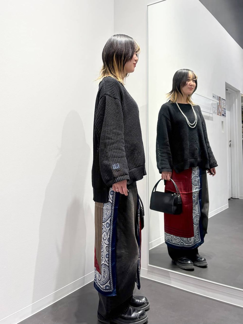 ブラック系のデニムパンツ、ブラック系のTシャツ/カットソー、ブラック系のニット/セーターを着用したレディースの春コーディネートの4枚目の写真