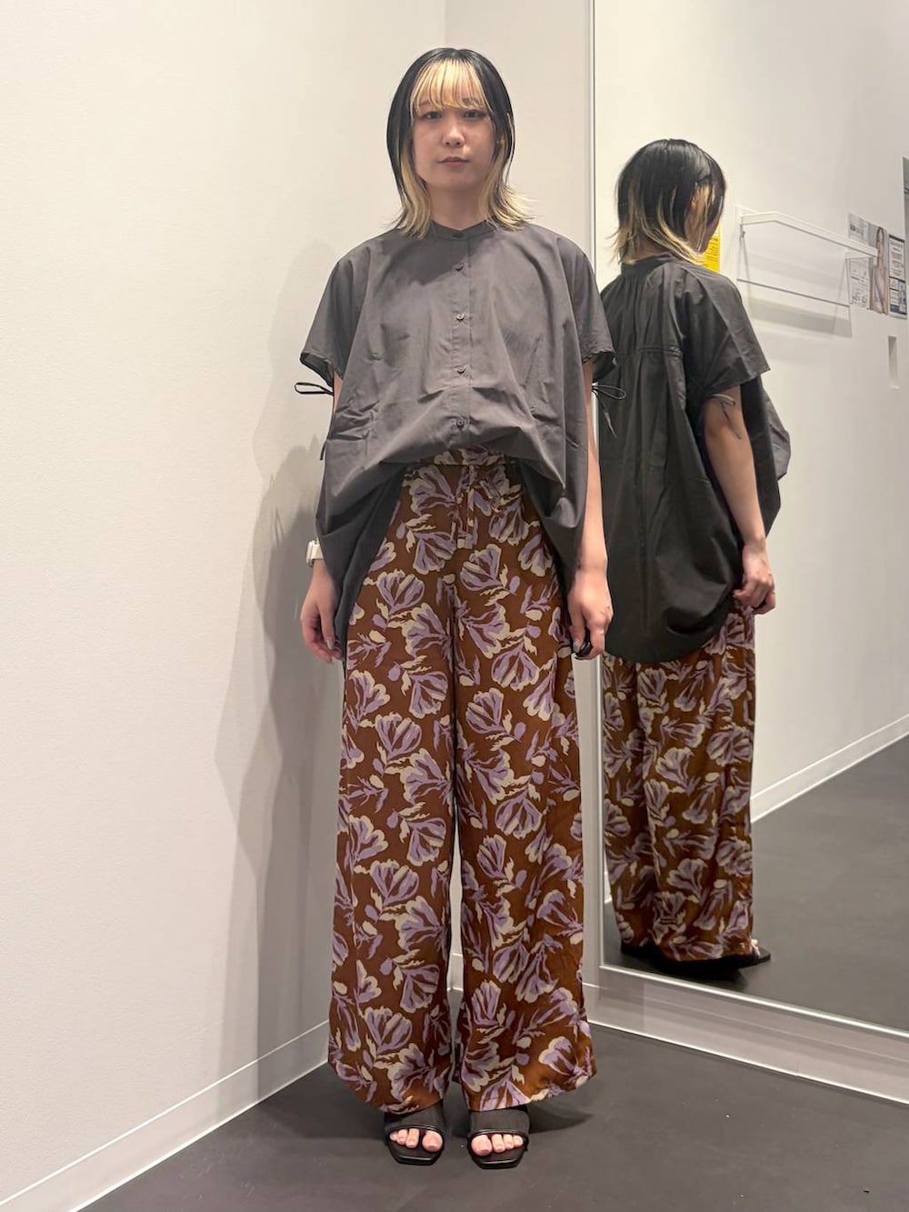 ブラウン系のその他パンツ、ブラック系のサンダル、ブラック系のシャツ/ブラウスを着用したレディースの夏コーディネートの5枚目の写真