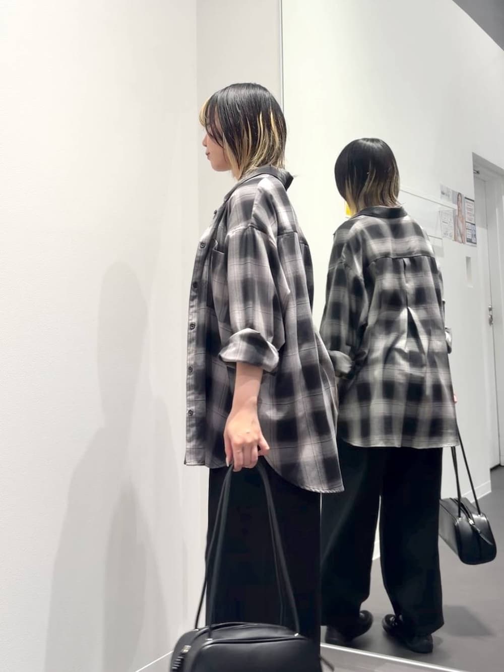 ブラック系のシャツ/ブラウス、ブラック系のボストンバッグ、ブラック系のタンクトップを着用したレディースの夏コーディネートの2枚目の写真