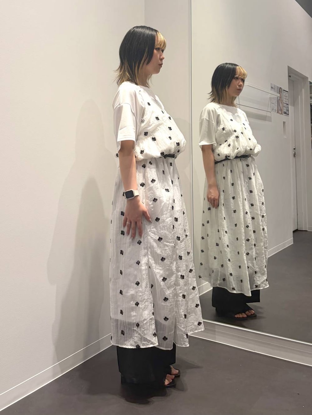 ホワイト系のワンピース、ブラック系のサンダル、ホワイト系のTシャツ/カットソーを着用したレディースの夏コーディネートの4枚目の写真
