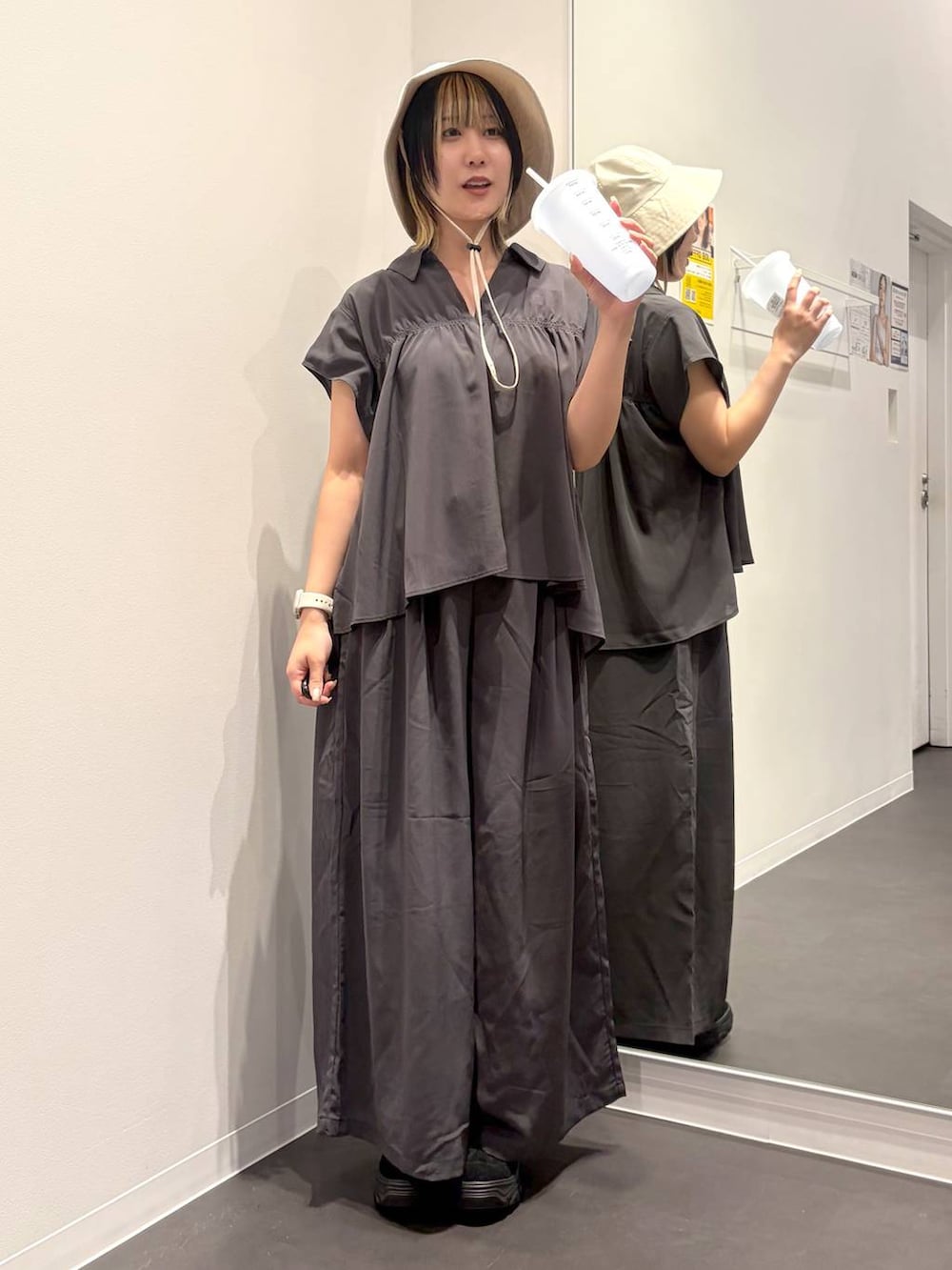 ブラック系のスニーカー、グレー系のその他パンツ、グレー系のシャツ/ブラウスを着用したレディースの夏コーディネートの5枚目の写真
