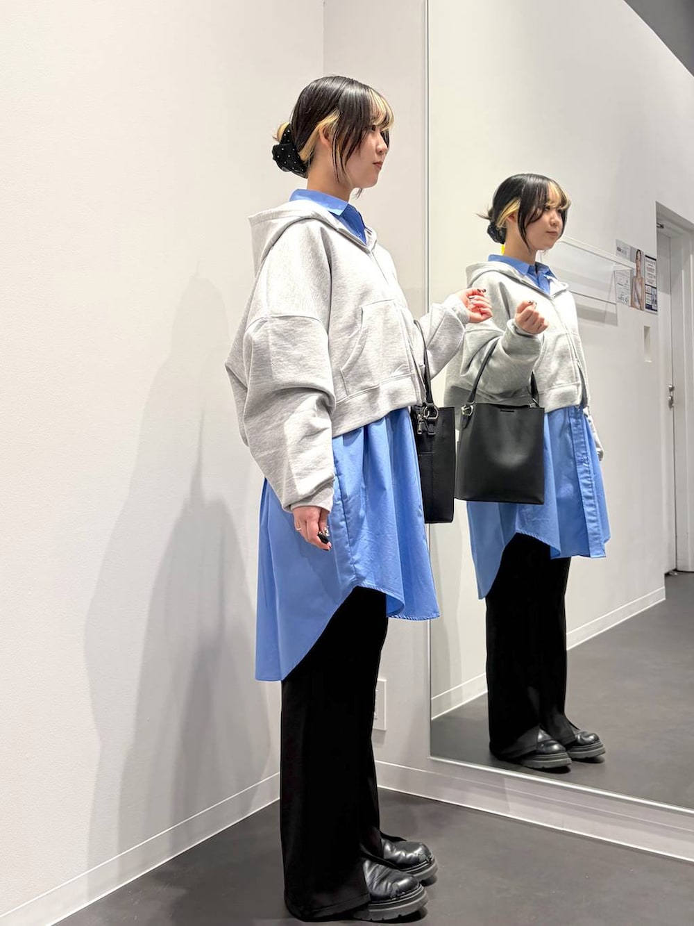 ブルー系のシャツ/ブラウス、ブラック系のその他パンツ、グレー系のパーカーを着用したレディースの春コーディネートの4枚目の写真
