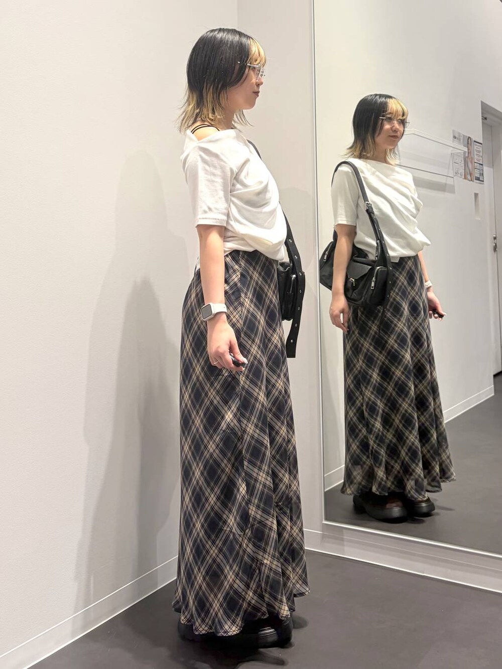 ブラック系のショルダーバッグ、ブラック系のキャミソール、ホワイト系のTシャツ/カットソーを着用したレディースの夏コーディネートの4枚目の写真