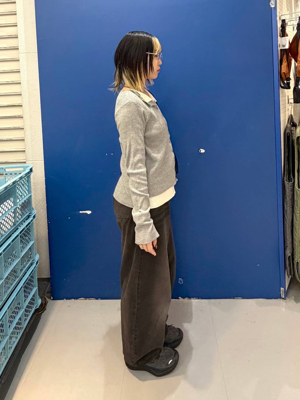 グレー系のカーディガン/ボレロ、ブラック系のボストンバッグ、ブラック系のデニムパンツを着用したレディースの秋コーディネートの4枚目の写真