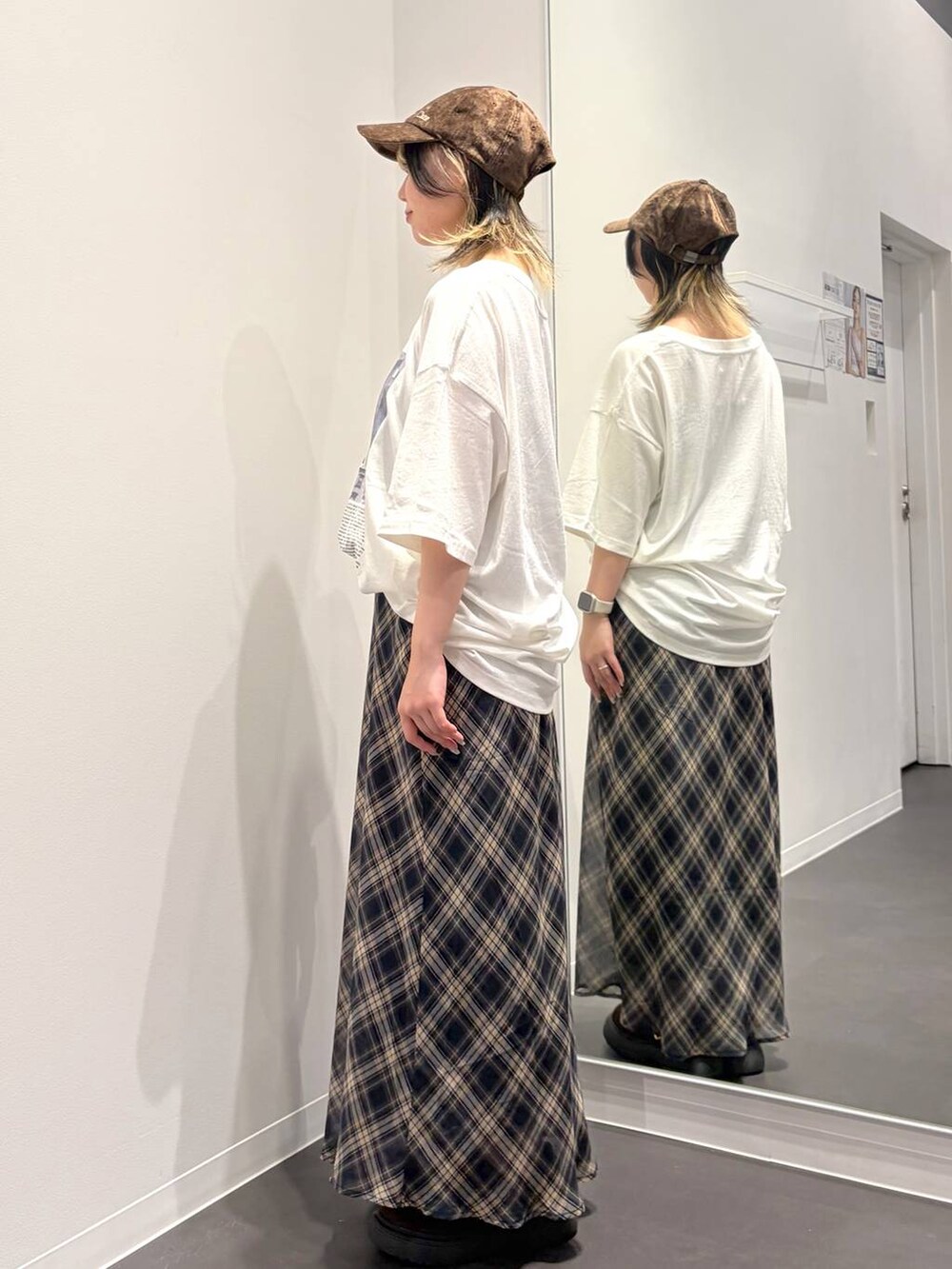 ブラウン系のその他シューズ、ホワイト系のTシャツ/カットソー、ブルー系のスカートを着用したレディースの夏コーディネートの2枚目の写真