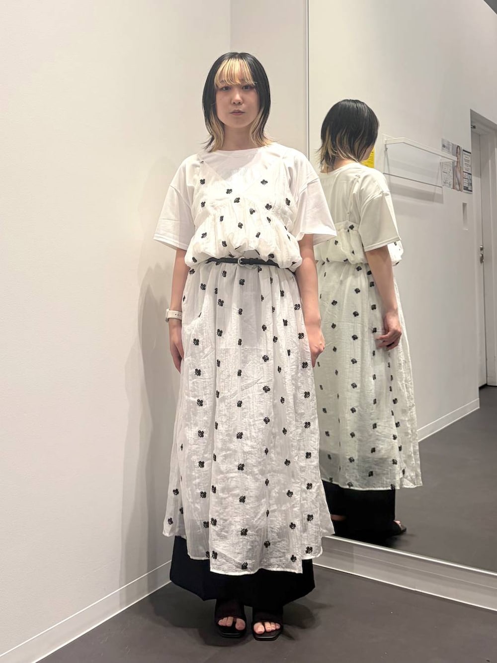 ホワイト系のワンピース、ブラック系のサンダル、ホワイト系のTシャツ/カットソーを着用したレディースの夏コーディネートの5枚目の写真