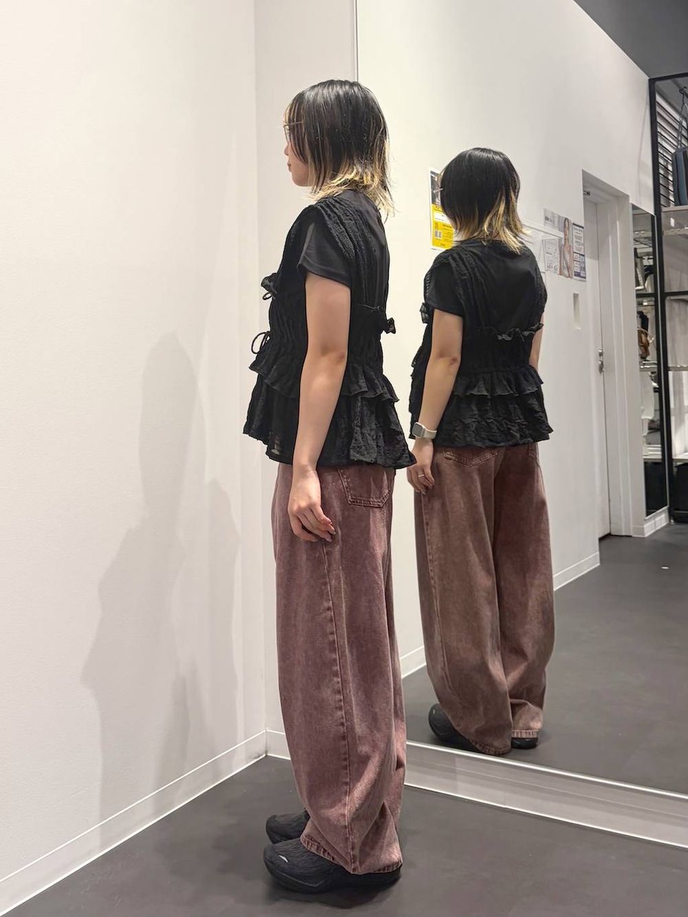 ブラック系のTシャツ/カットソー、レッド系のデニムパンツ、ブラック系のベストを着用したレディースの夏コーディネートの2枚目の写真