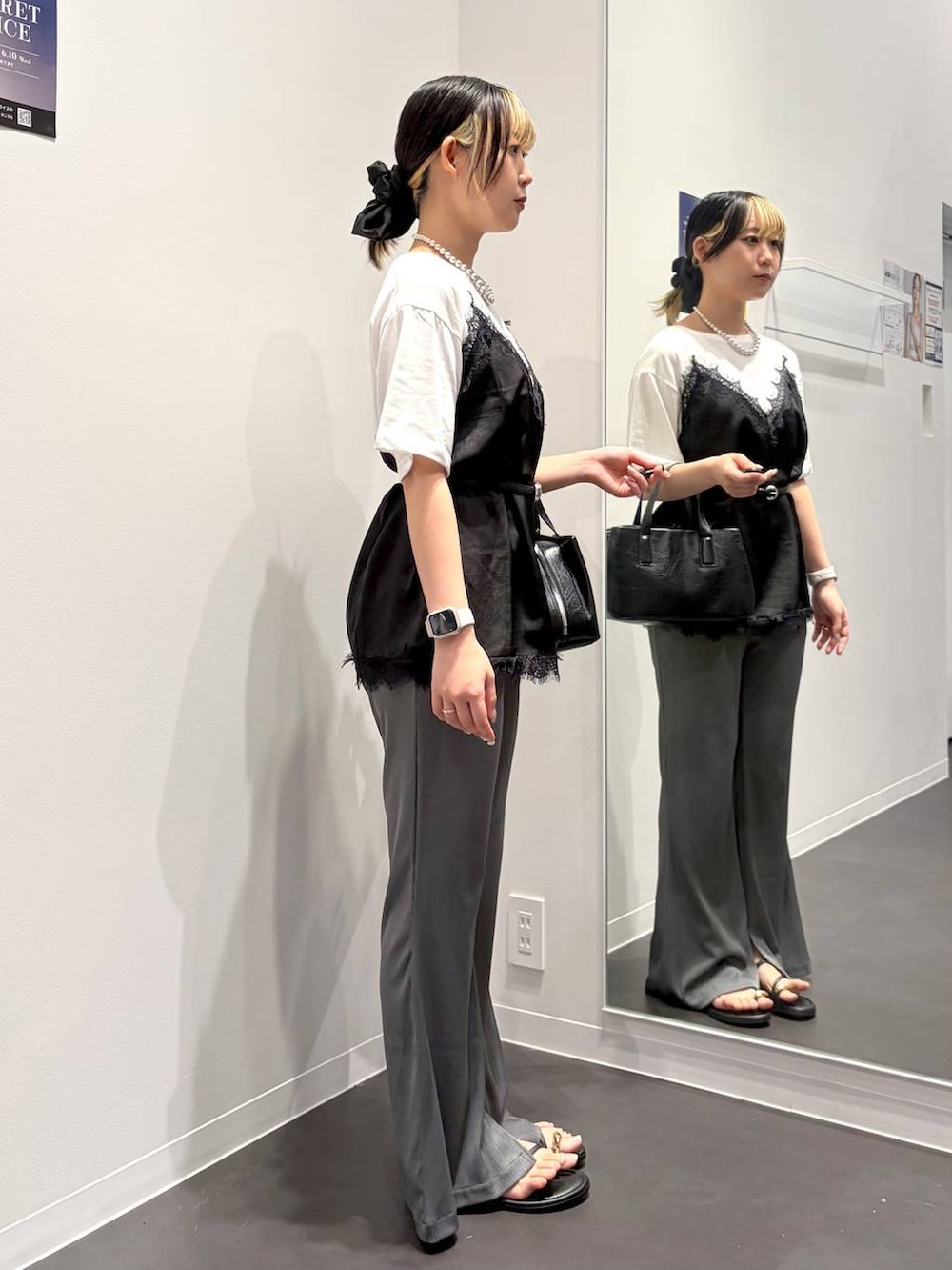 ブラック系のボストンバッグ、ブラック系のサンダル、グレー系のその他パンツを着用したレディースの夏コーディネートの4枚目の写真
