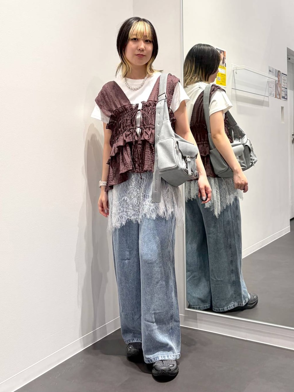 グレー系のショルダーバッグ、ブラウン系のベスト、ホワイト系のTシャツ/カットソーを着用したレディースの夏コーディネートの5枚目の写真