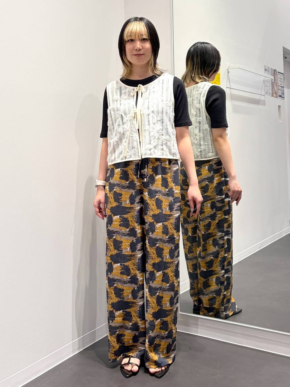 グレー系のその他パンツ、ブラック系のサンダル、ブラック系のTシャツ/カットソーを着用したレディースの夏コーディネートの5枚目の写真