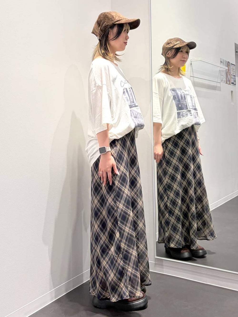 ブラウン系のその他シューズ、ホワイト系のTシャツ/カットソー、ブルー系のスカートを着用したレディースの夏コーディネートの4枚目の写真