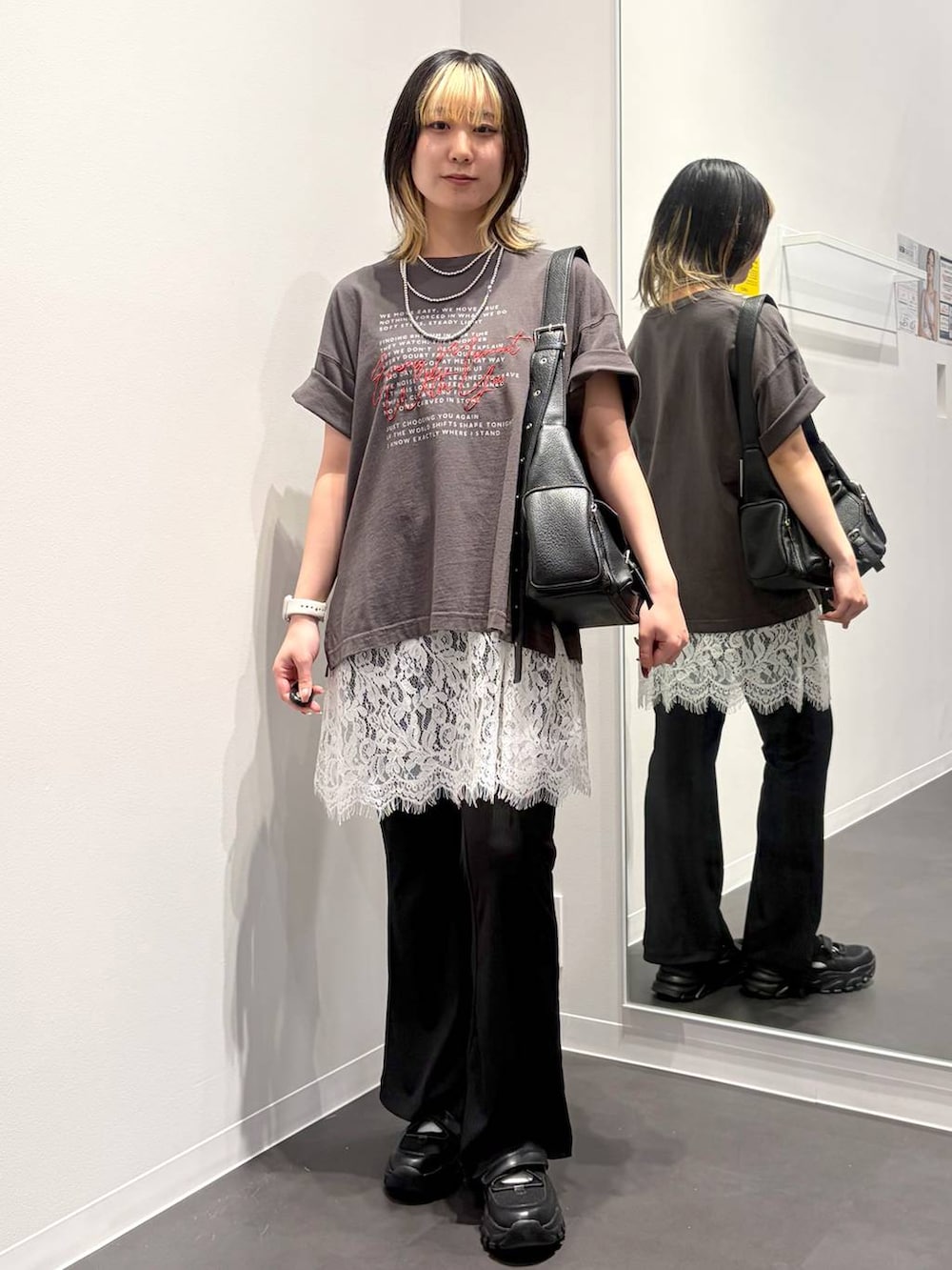 ブラック系のショルダーバッグ、ブラック系のスニーカー、ブラック系のその他パンツを着用したレディースの春コーディネートの5枚目の写真