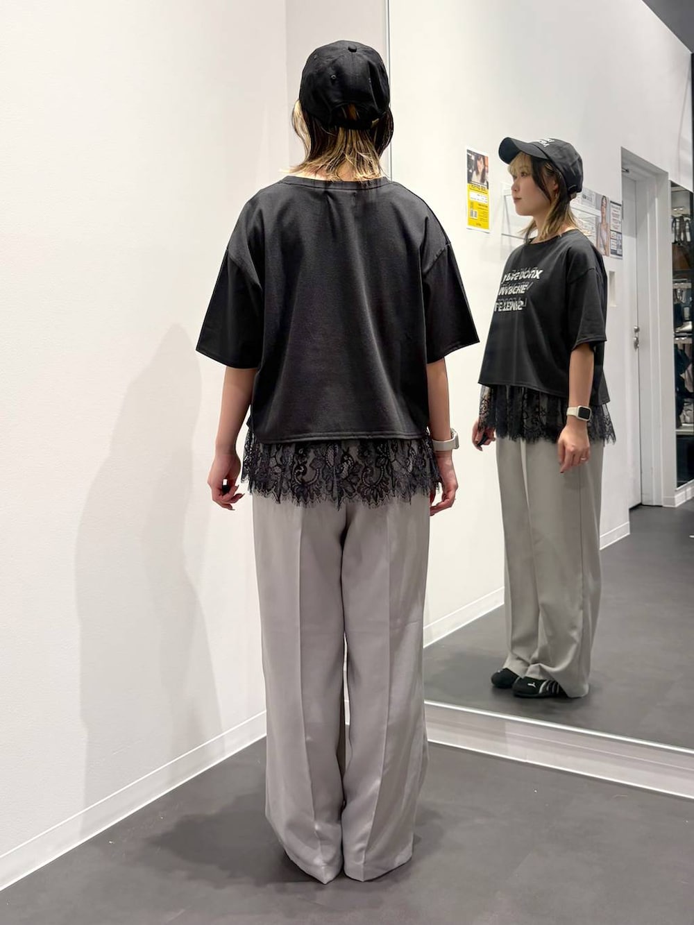 ブラック系のスニーカー、グレー系のその他パンツ、ブラック系のタンクトップを着用したレディースの春コーディネートの3枚目の写真