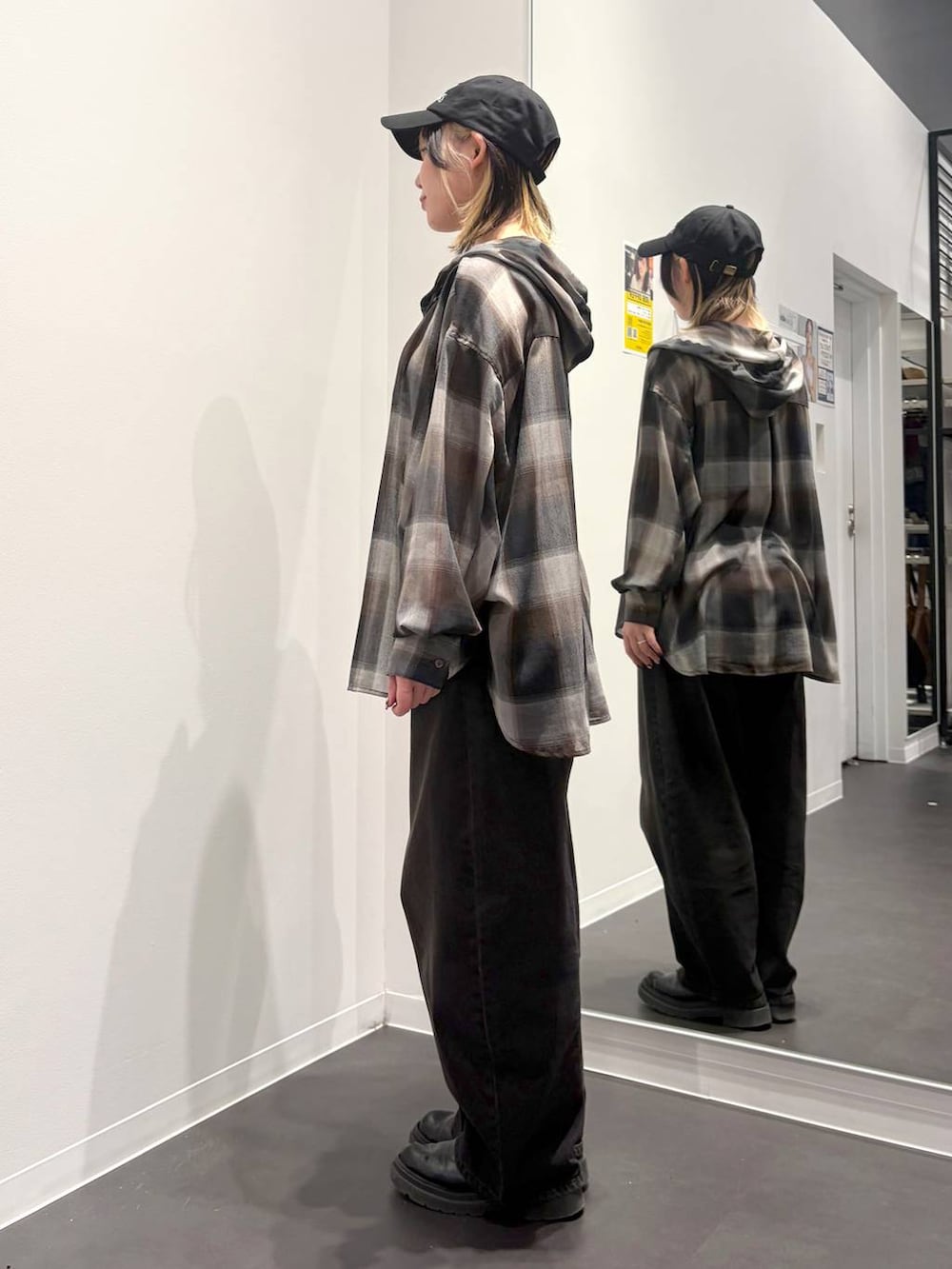 ブラック系のデニムパンツ、ブラック系のタンクトップ、ブラウン系のシャツ/ブラウスを着用したレディースの春コーディネートの2枚目の写真