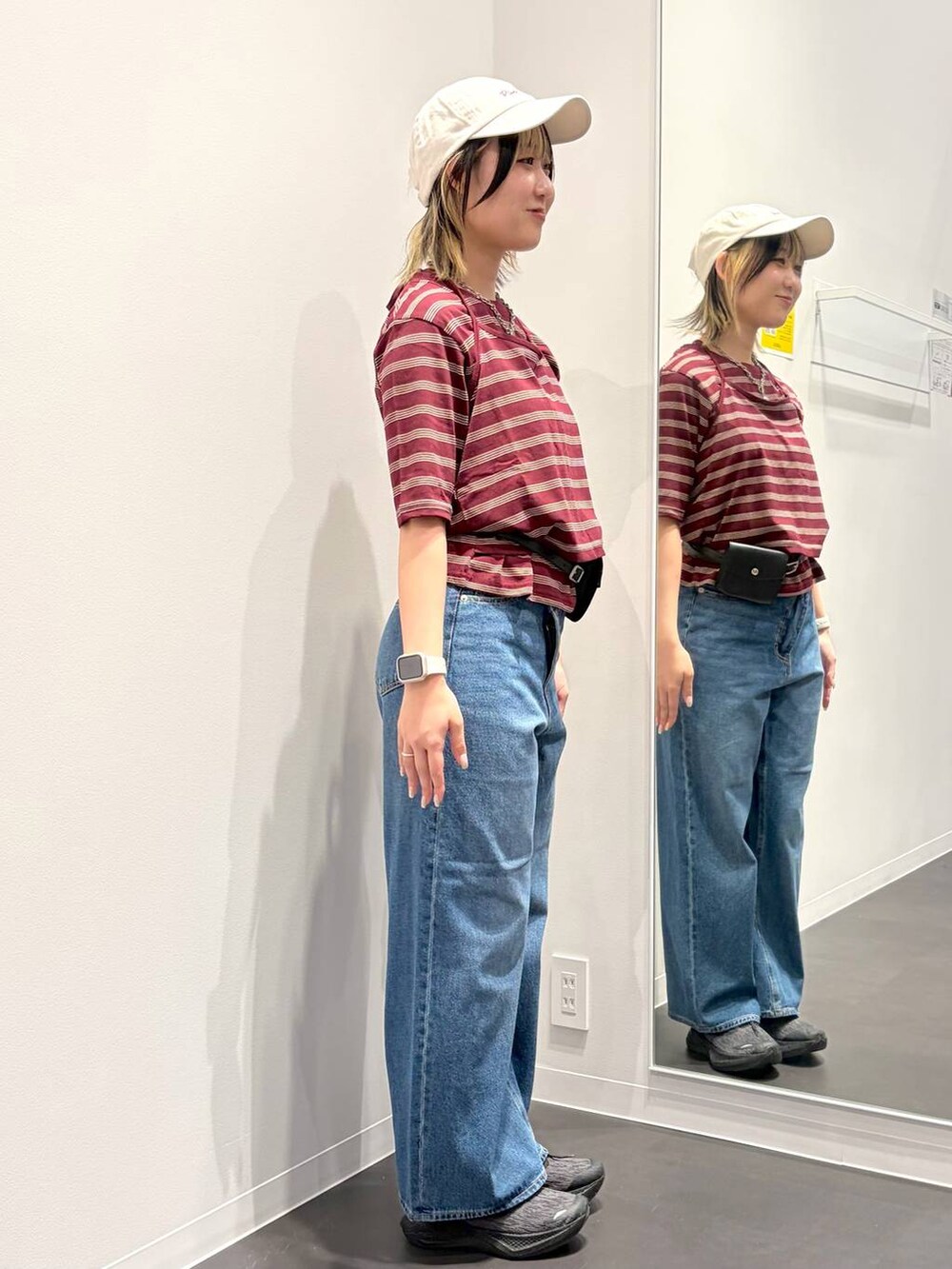 ブルー系のデニムパンツ、レッド系のTシャツ/カットソー、ブラック系のベルトを着用したレディースの夏コーディネートの4枚目の写真