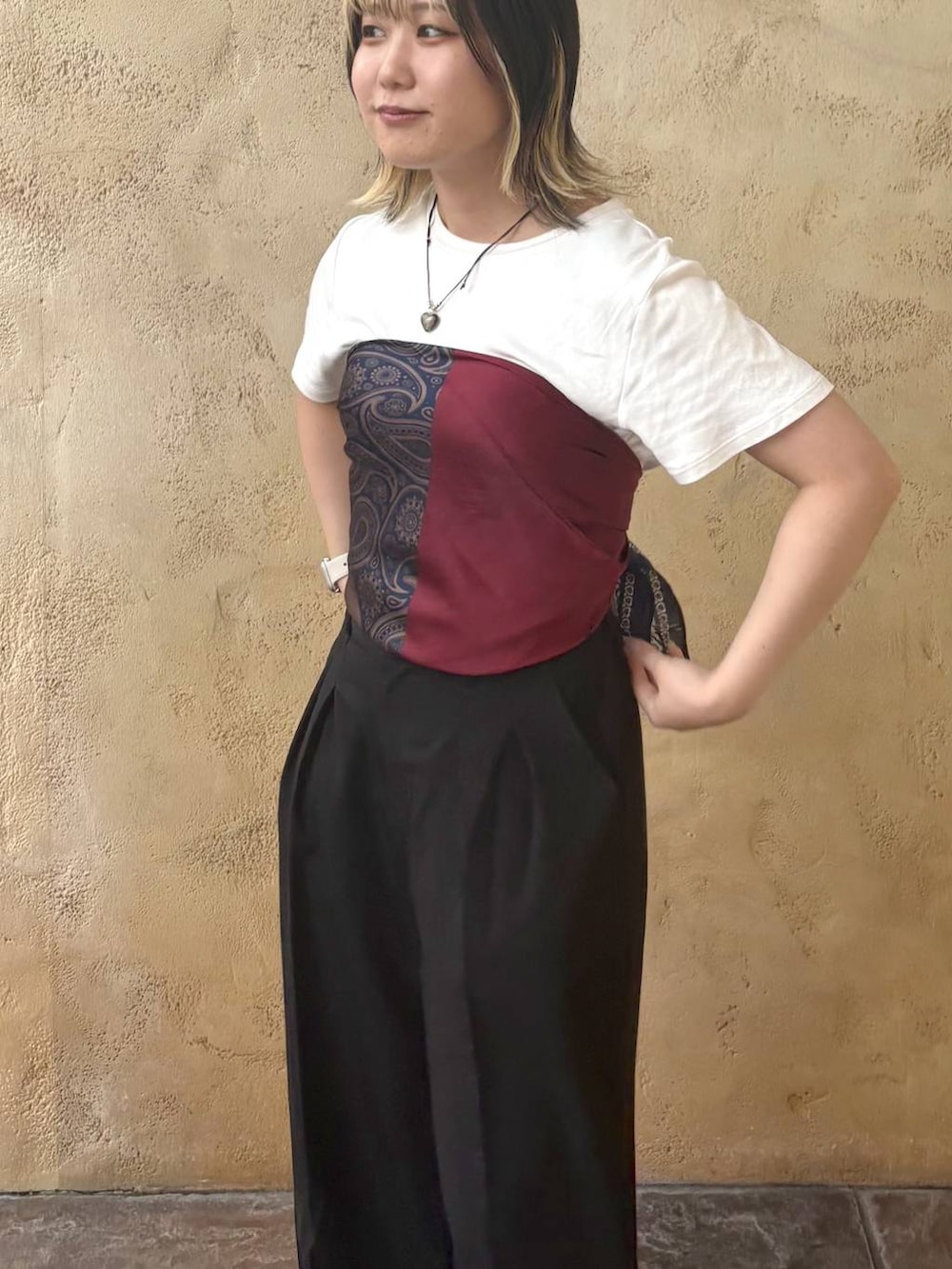ホワイト系のTシャツ/カットソー、ブラック系のその他パンツ、ブルー系のバンダナ/スカーフを着用したレディースの夏コーディネートの5枚目の写真
