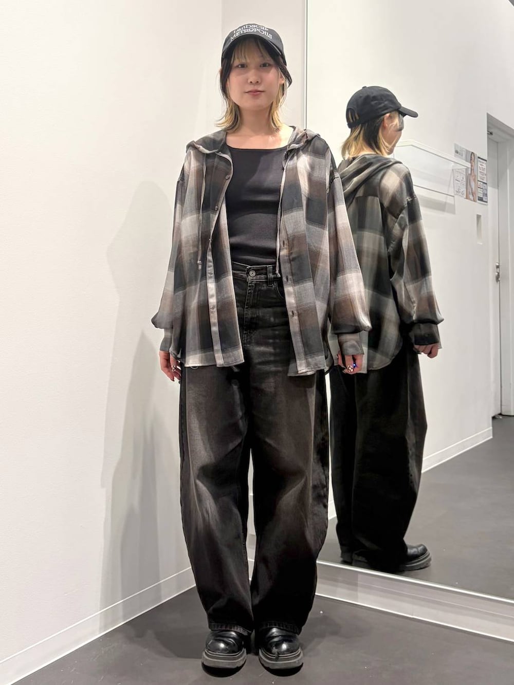 ブラック系のデニムパンツ、ブラック系のタンクトップ、ブラウン系のシャツ/ブラウスを着用したレディースの春コーディネートの5枚目の写真