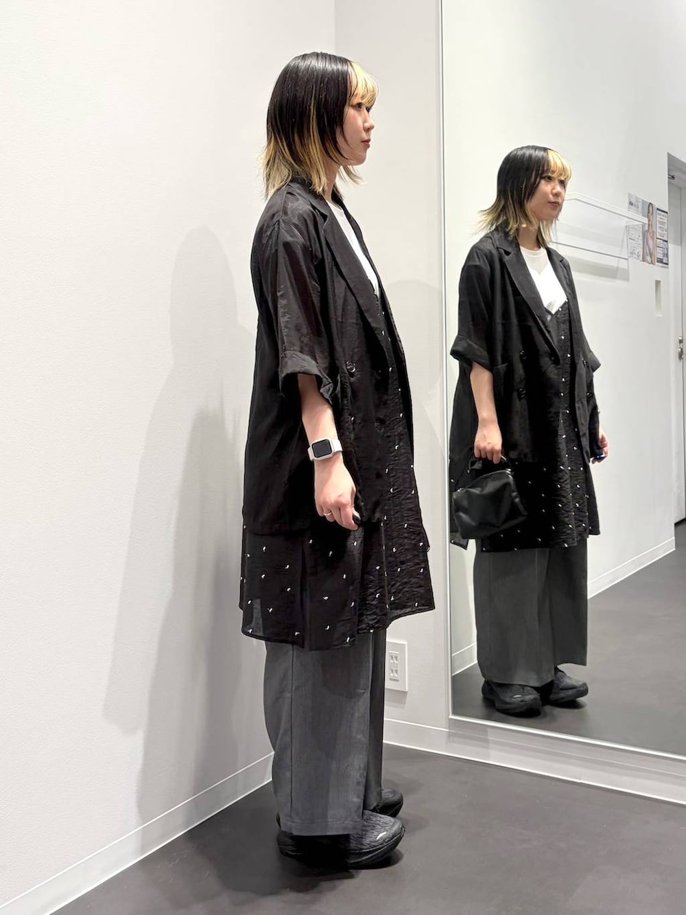 ブラック系のショルダーバッグ、ホワイト系のTシャツ/カットソー、ブラック系のワンピースを着用したレディースの夏コーディネートの4枚目の写真
