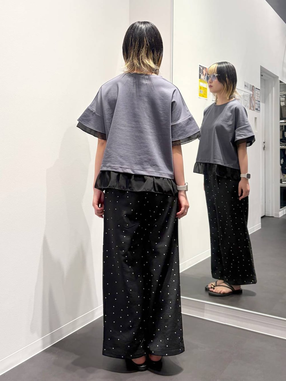 その他のその他パンツ、ブラック系のサンダル、グレー系のTシャツ/カットソーを着用したレディースの春コーディネートの3枚目の写真