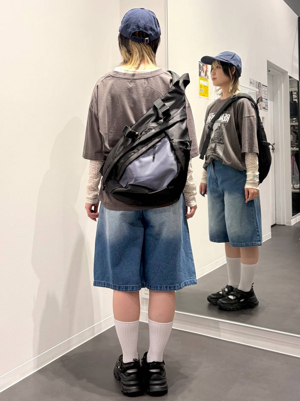 ブラック系のスニーカー、ブラック系のボディバッグ/ウエストポーチ、ホワイト系のTシャツ/カットソーを着用したレディースの春コーディネートの3枚目の写真
