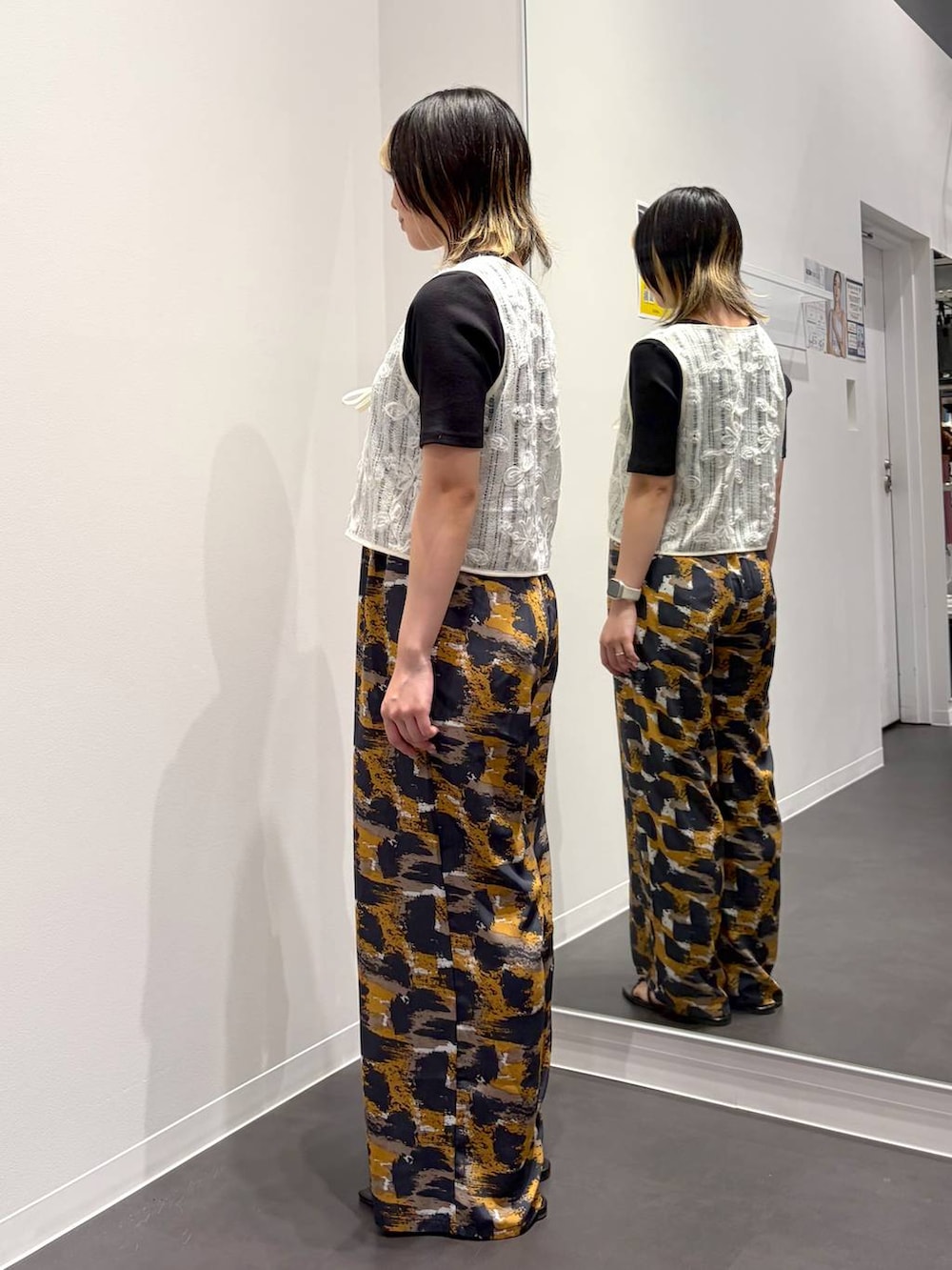 グレー系のその他パンツ、ブラック系のサンダル、ブラック系のTシャツ/カットソーを着用したレディースの夏コーディネートの2枚目の写真