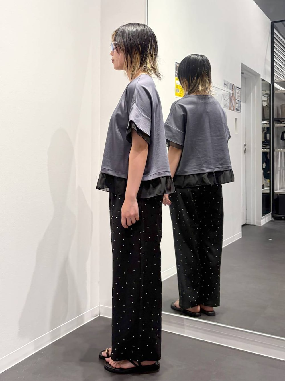 その他のその他パンツ、ブラック系のサンダル、グレー系のTシャツ/カットソーを着用したレディースの春コーディネートの2枚目の写真