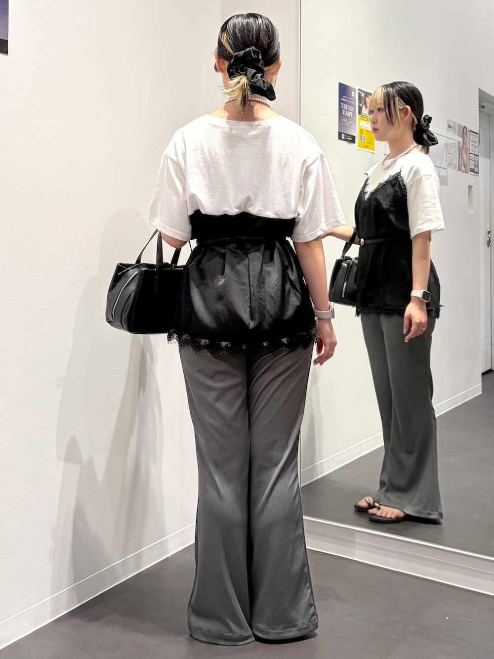 ブラック系のボストンバッグ、ブラック系のサンダル、グレー系のその他パンツを着用したレディースの夏コーディネートの3枚目の写真