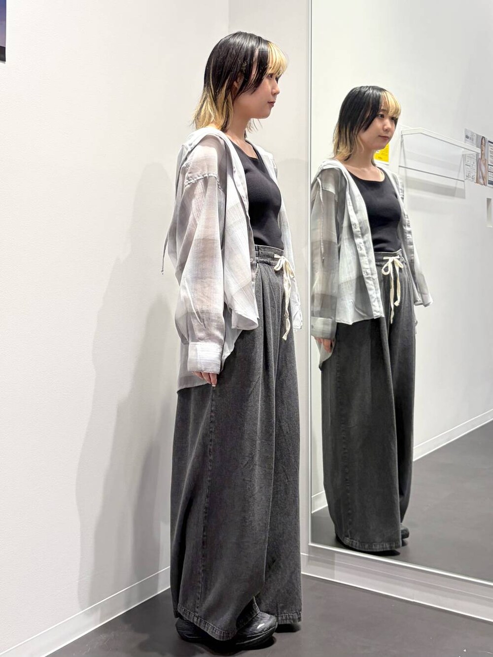 ブラック系のデニムパンツ、ブラック系のタンクトップを着用したレディースの夏コーディネートの4枚目の写真