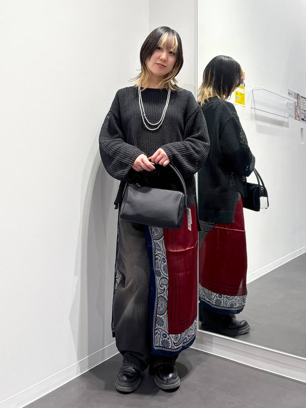 ブラック系のデニムパンツ、ブラック系のTシャツ/カットソー、ブラック系のニット/セーターを着用したレディースの春コーディネートの6枚目の写真