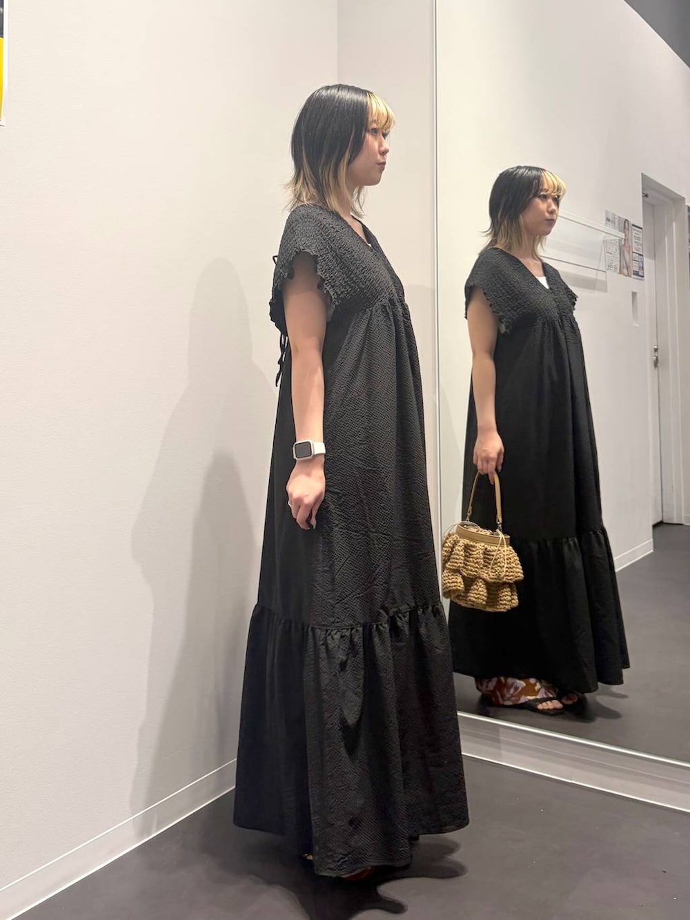 ブラウン系のその他パンツ、ブラック系のワンピース、ベージュ系のショルダーバッグを着用したレディースの夏コーディネートの4枚目の写真