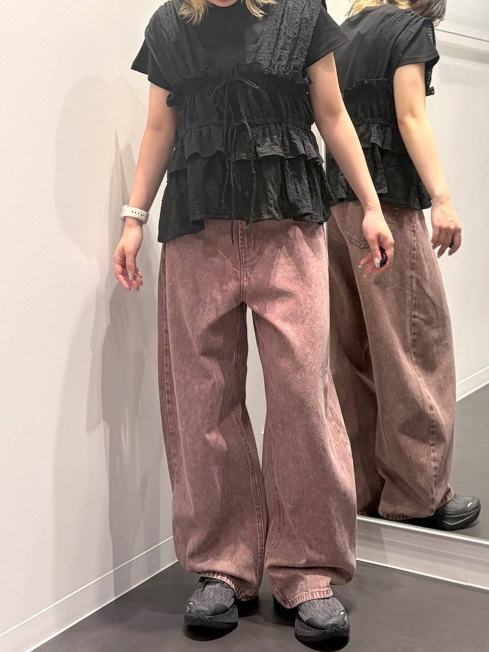 ブラック系のTシャツ/カットソー、レッド系のデニムパンツ、ブラック系のベストを着用したレディースの夏コーディネートの5枚目の写真