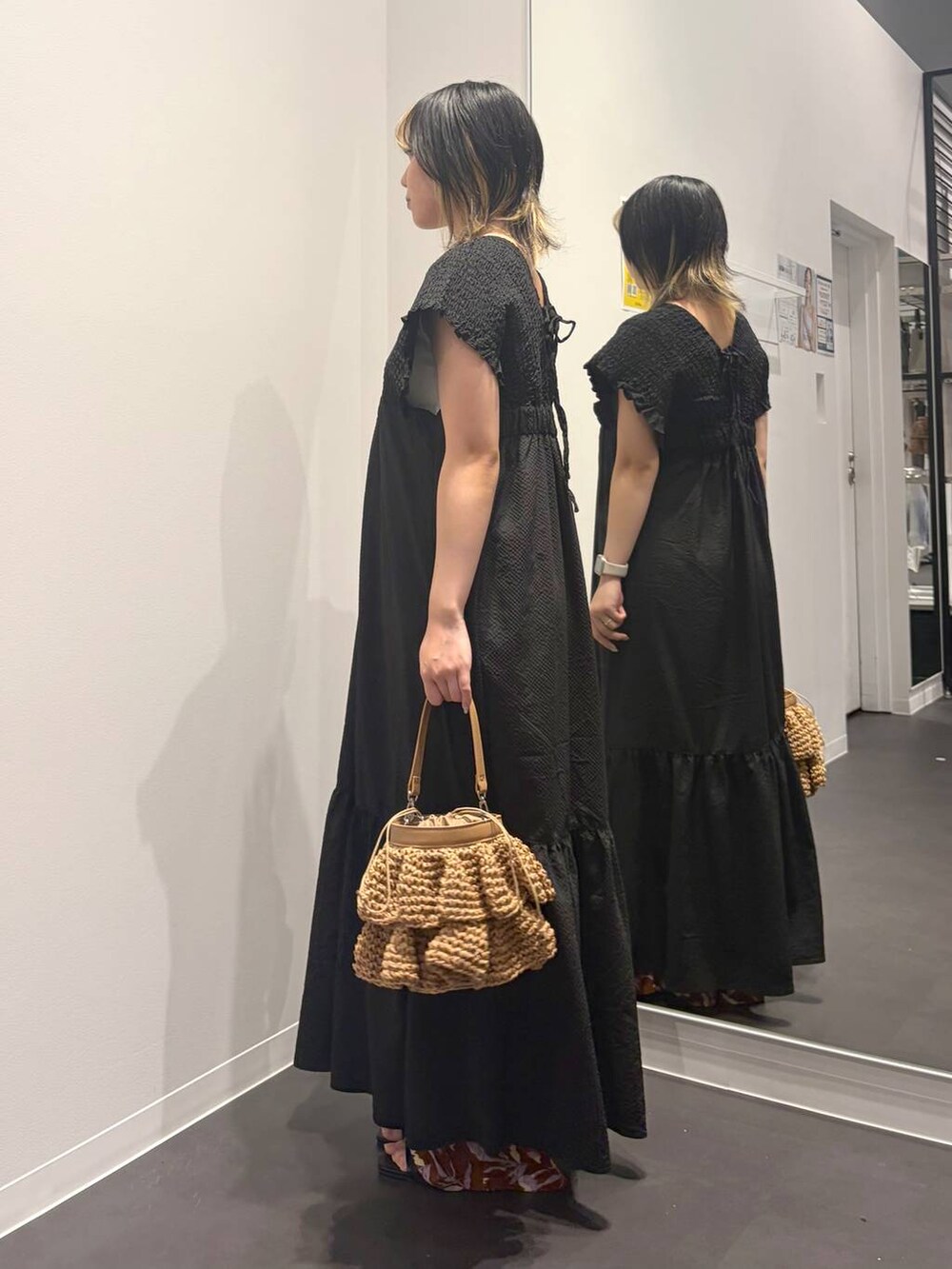 ブラウン系のその他パンツ、ブラック系のワンピース、ベージュ系のショルダーバッグを着用したレディースの夏コーディネートの2枚目の写真