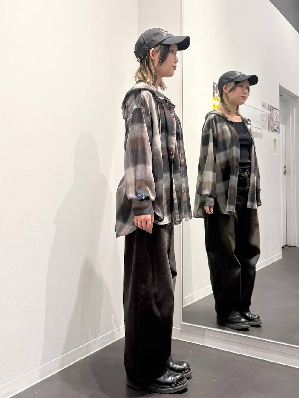 ブラック系のデニムパンツ、ブラック系のタンクトップ、ブラウン系のシャツ/ブラウスを着用したレディースの春コーディネートの4枚目の写真