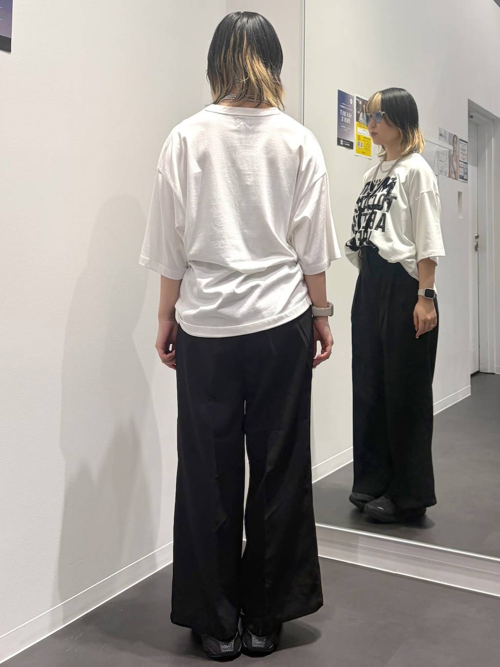ホワイト系のTシャツ/カットソー、ブラック系のその他パンツ、その他のネックレスを着用したレディースの夏コーディネートの3枚目の写真