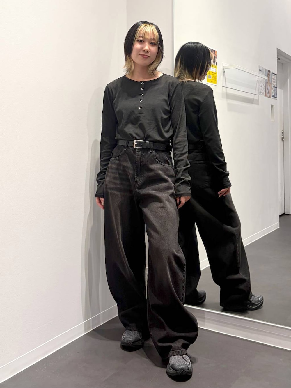 ブラック系のTシャツ/カットソー、ブラック系のデニムパンツ、ブラック系のベルトを着用したレディースの夏コーディネートの5枚目の写真