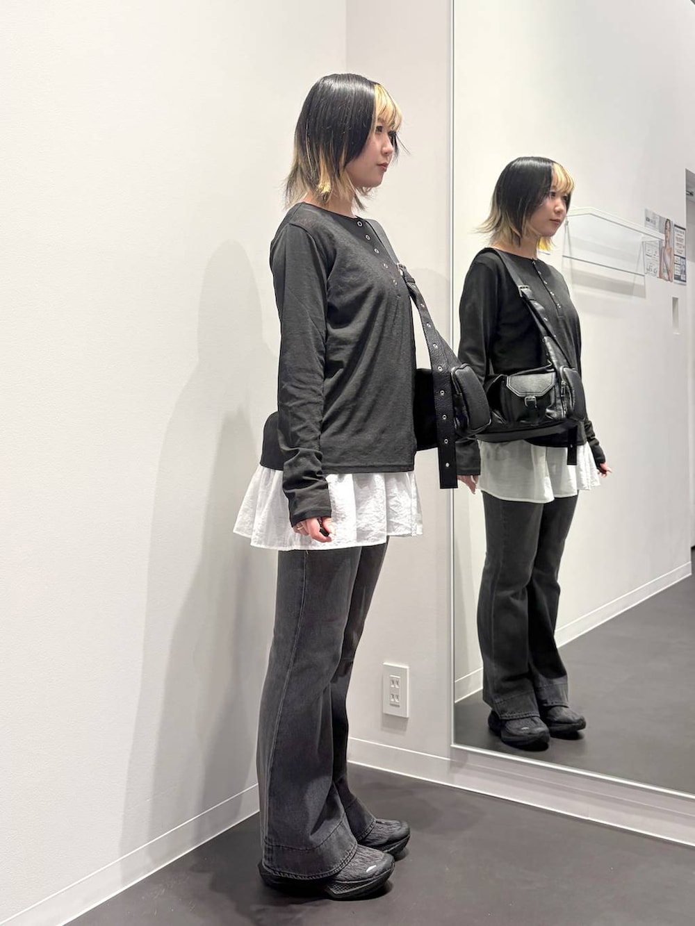 ブラック系のデニムパンツ、ブラック系のTシャツ/カットソー、ブラック系のショルダーバッグを着用したレディースの夏コーディネートの4枚目の写真