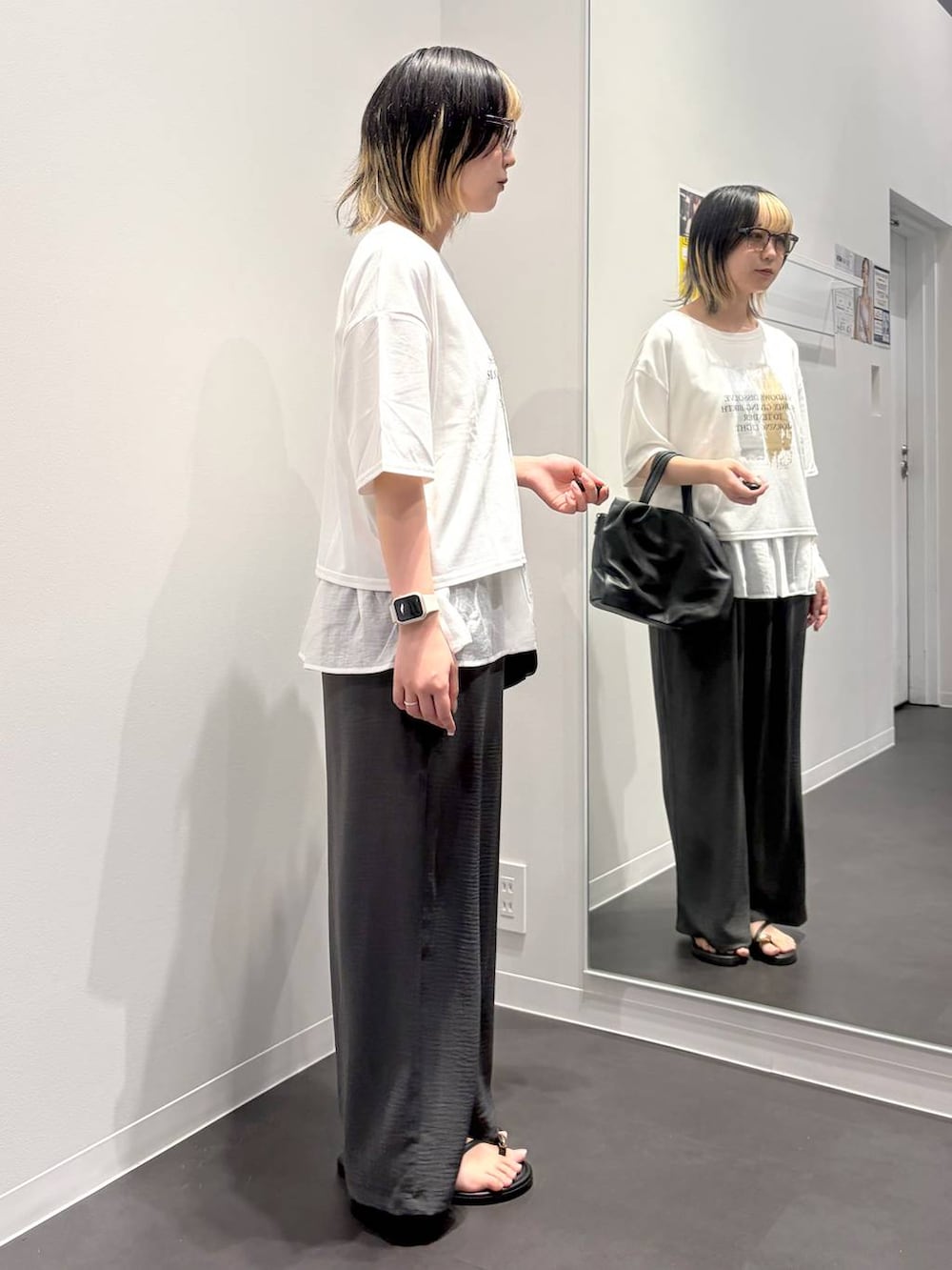 ブラック系のサンダル、ホワイト系のタンクトップ、グレー系のその他パンツを着用したレディースの春コーディネートの4枚目の写真