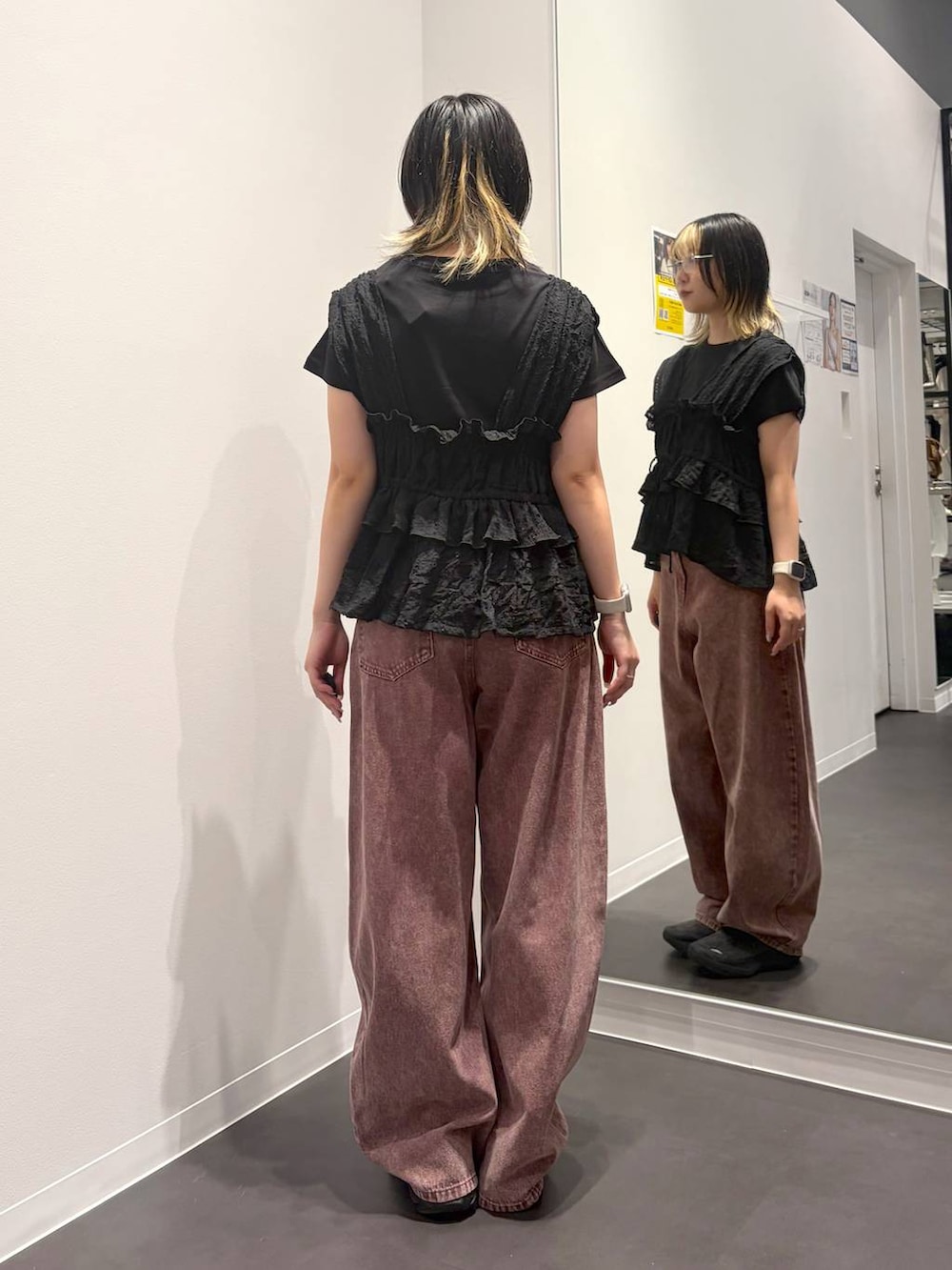 ブラック系のTシャツ/カットソー、レッド系のデニムパンツ、ブラック系のベストを着用したレディースの夏コーディネートの3枚目の写真