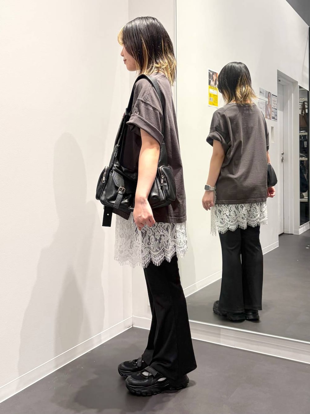 ブラック系のショルダーバッグ、ブラック系のスニーカー、ブラック系のその他パンツを着用したレディースの春コーディネートの2枚目の写真