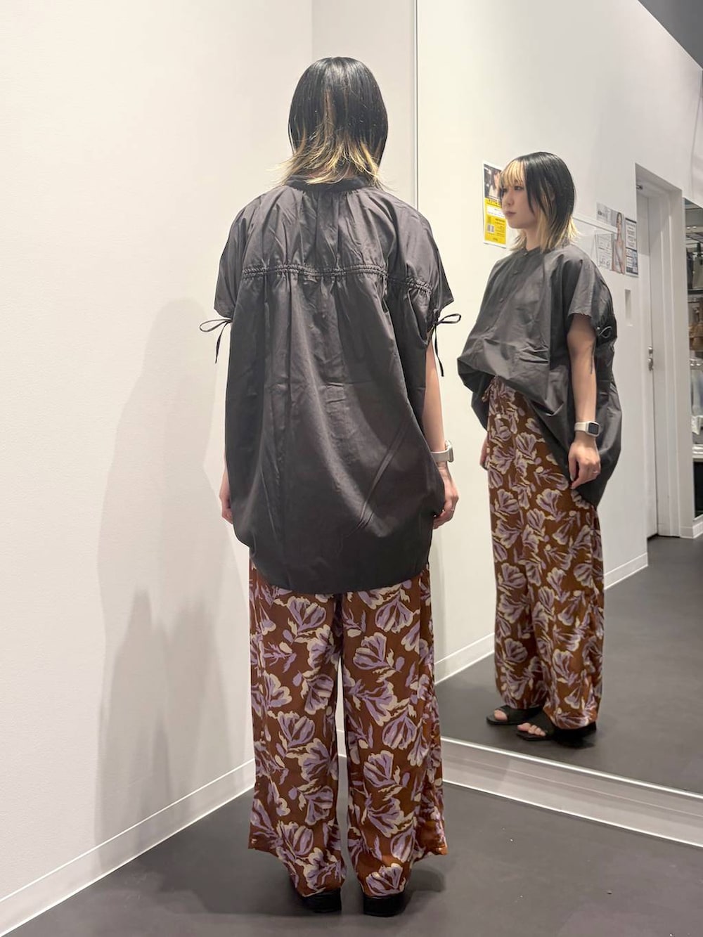 ブラウン系のその他パンツ、ブラック系のサンダル、ブラック系のシャツ/ブラウスを着用したレディースの夏コーディネートの3枚目の写真