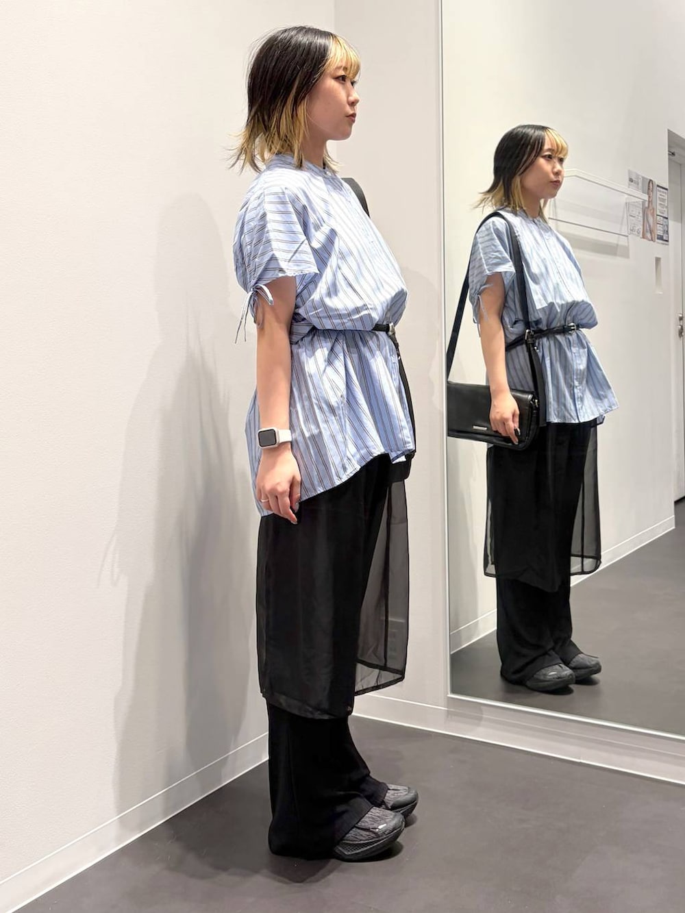 ブルー系のシャツ/ブラウス、ブラック系のその他パンツ、ブラック系のショルダーバッグを着用したレディースの夏コーディネートの4枚目の写真