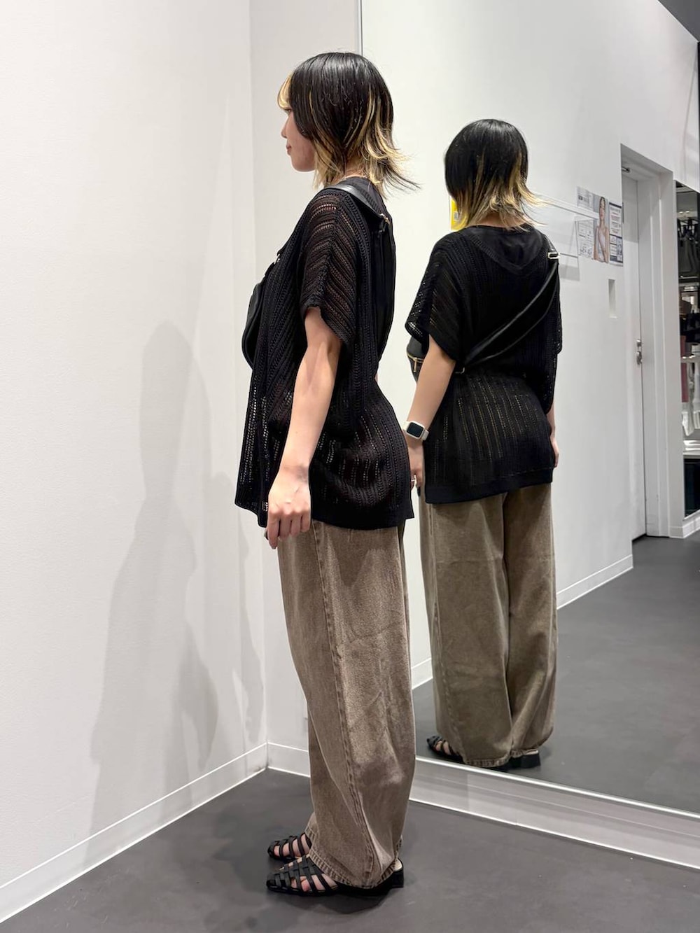ブラック系のボディバッグ/ウエストポーチ、ベージュ系のデニムパンツ、ブラック系のサンダルを着用したレディースの夏コーディネートの2枚目の写真