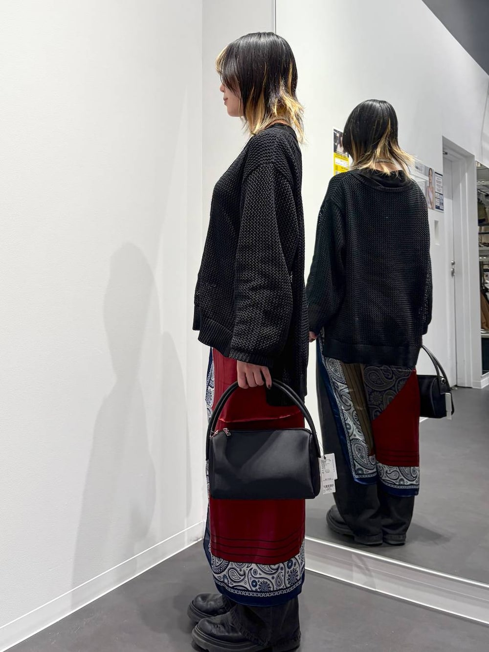 ブラック系のデニムパンツ、ブラック系のTシャツ/カットソー、ブラック系のニット/セーターを着用したレディースの春コーディネートの2枚目の写真